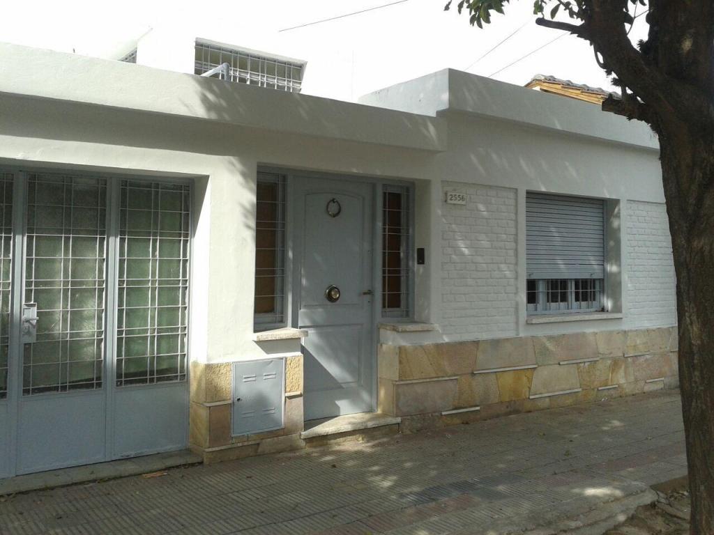 ALQUILO CASA ALTA CBA, 4 DORMITORIOS CON COCHERA Y PATIO, IDEAL RESIDENCIA GERIÁTRICA U HOGAR DE ANCIANOS