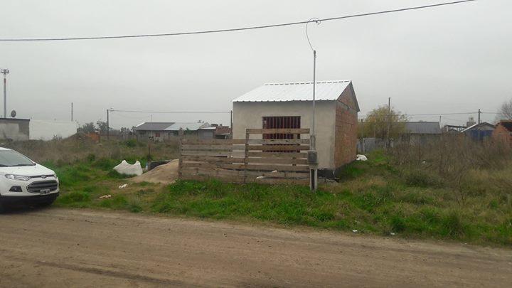 vendo linda casita a terminar en el barriio ostende  zona juan b justo y 180