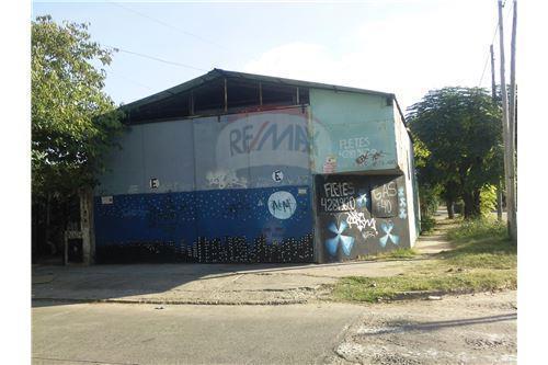 Galpón con casa en Luis Guillon