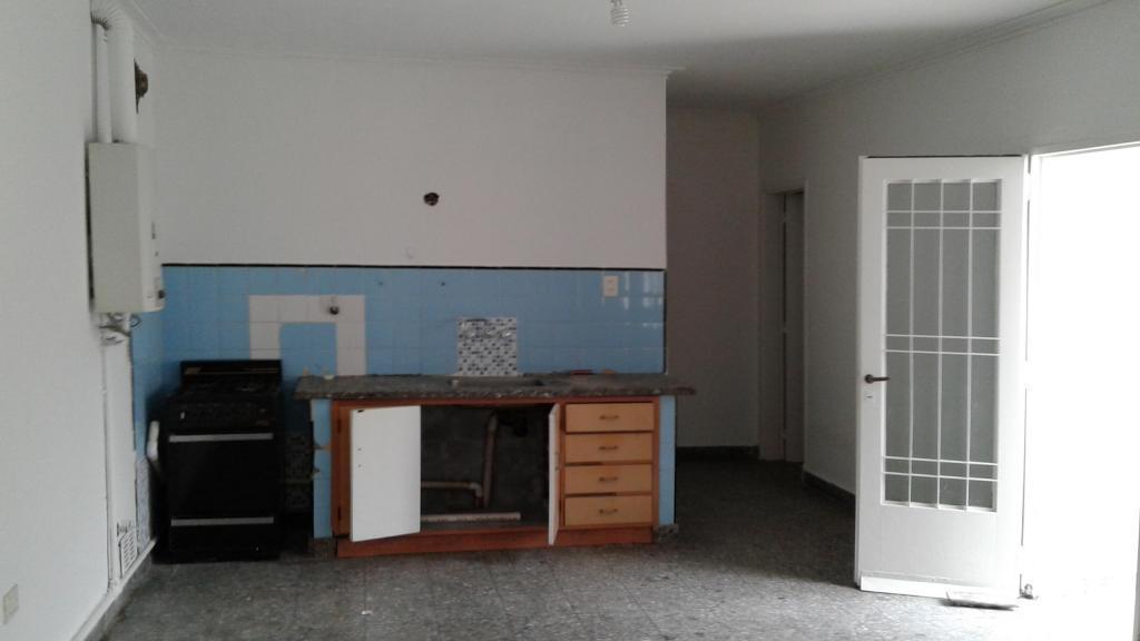 122 entre 70 y 71, Dpto amplio de 1 dormitorio. Ideal estudiante. $ 4000 sin expensas