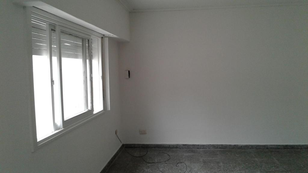 122 entre 70 y 71, Dpto amplio de 1 dormitorio. Ideal estudiante. $ 4000 sin expensas