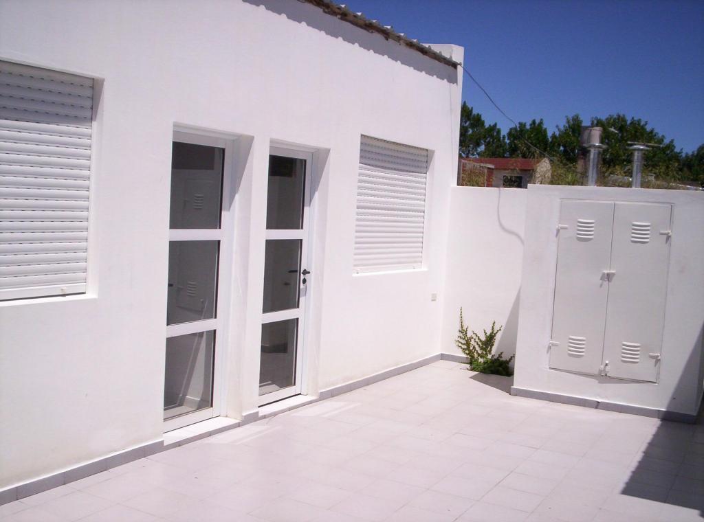 36 y 21, monoambiente nuevo. $2700. Solo mujer sola