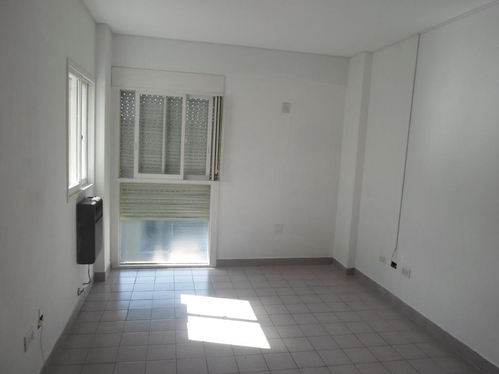 59 e/ 10 y 11 UN DORM. AL FRENTE LUMINOSO $4500!!!!