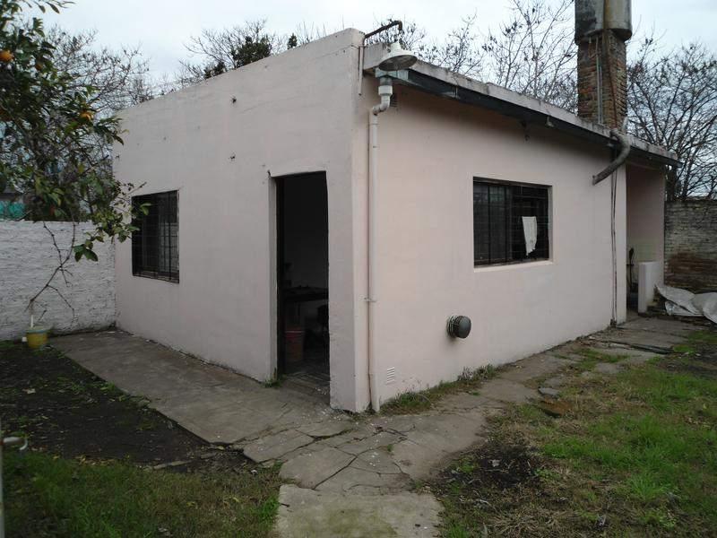 Casa Fondo en venta en Castelar Sur L67U
