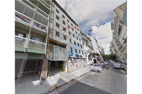 Imperdible Cochera Fija Cubierta en Congreso