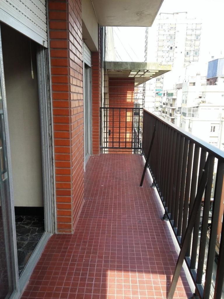 Depto. 3 ambientes con dependencia de servicio a la calle con balcón corrido
