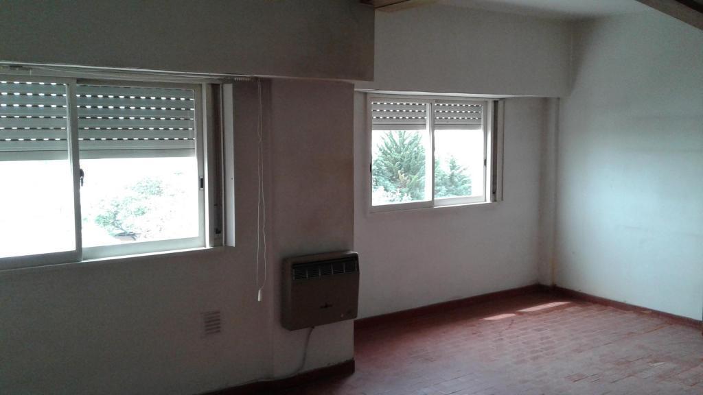 29 entre 43 y 44 departamento 1 2 dormitorios con entrada de auto $4800.00