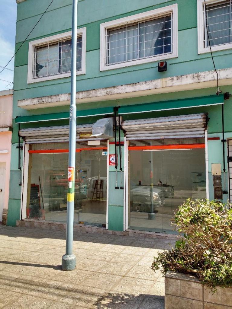 Local doble vidriera en zona comercial calle Cerrito