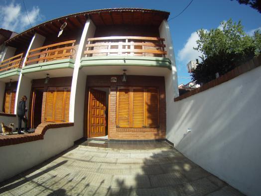 Triplex para 7 personas con parrilla, patio y garaje descubierto 514