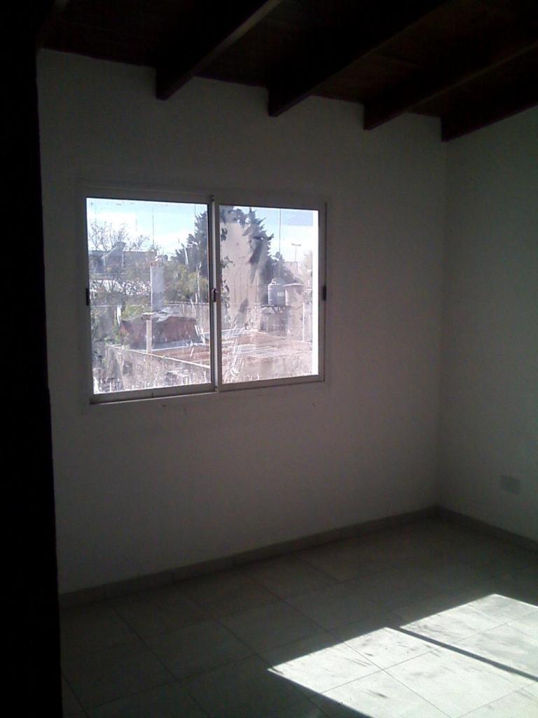 45 entre 143 y 144, departamento nuevo al frente , 2 dormitorios con patio y sin expensas. $5000.00