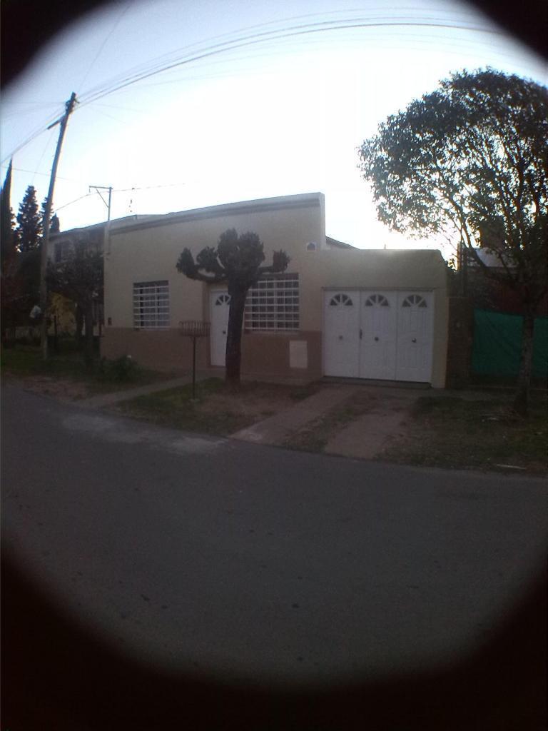 483 Y 21 CASA 10X40 2 DORMS, COCH / DOBLE / PARQUE ... U$S CONSULTENOS