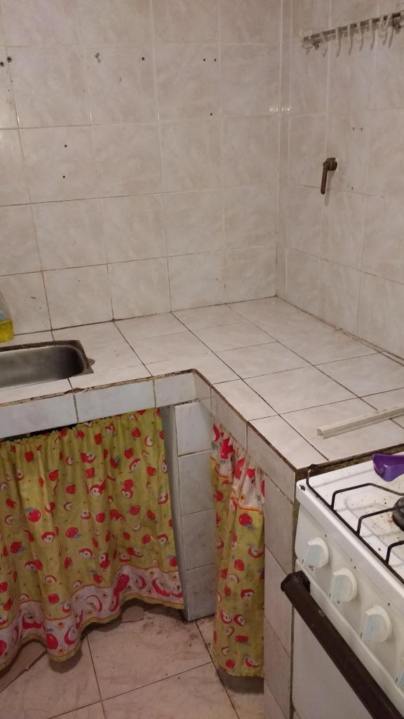 moron 1 ambiente con cocina aparte y comedor p.h $4000