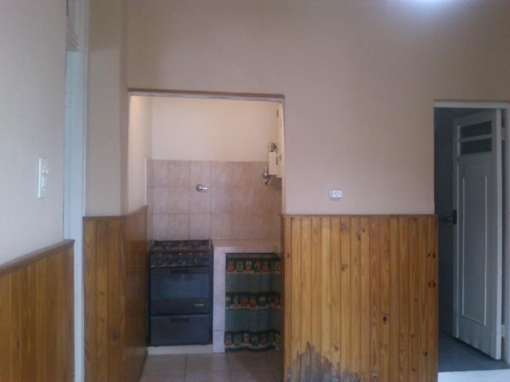 moron 1 ambiente con cocina aparte y comedor p.h $4000