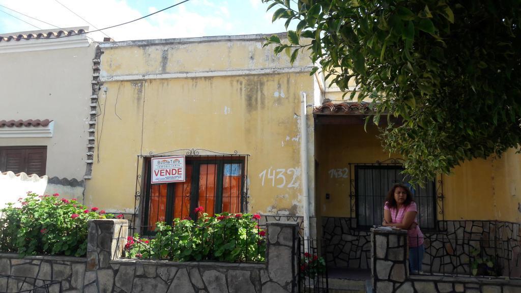 CASA EN VENTA A RECICLAR EN LA GRAL. GUEMES AL 1400