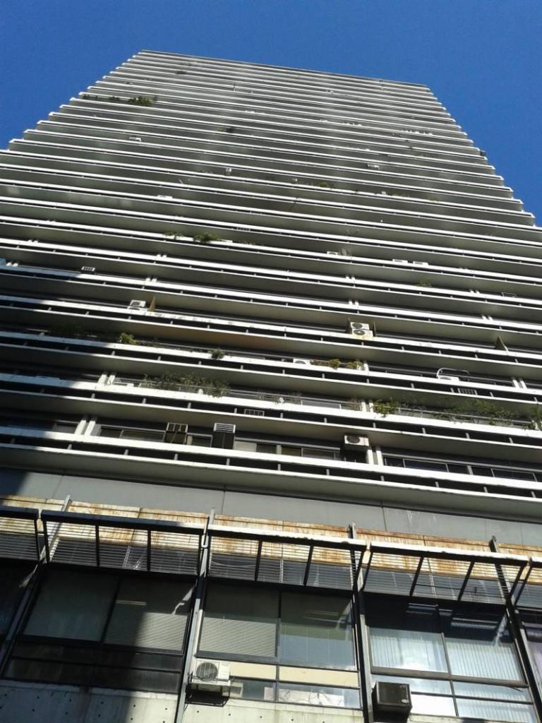 Excelente Oficina en venta en torre de categoría Microcentro