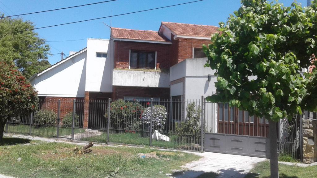 ALQUILO CHALET EN BARRIO CONSTITUCION