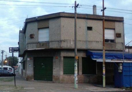 Local con Vivienda en venta en  Oeste