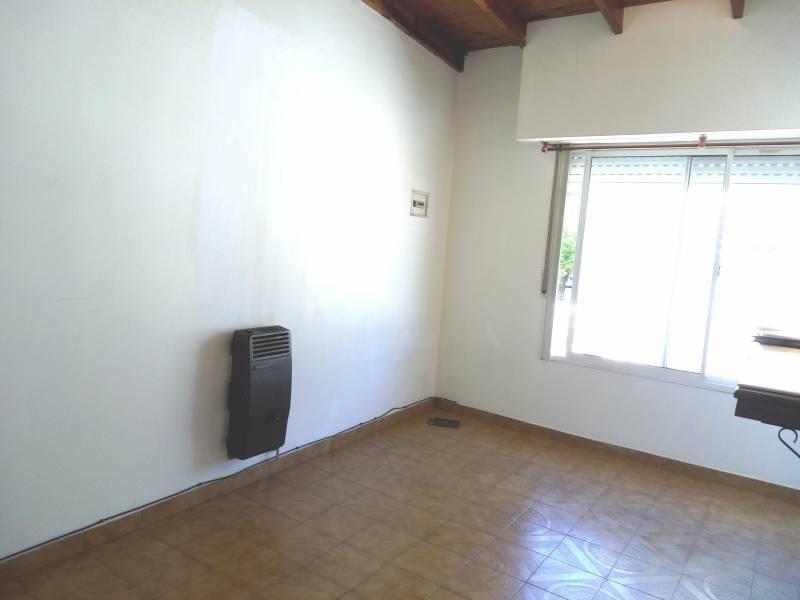 ALQUILO EN 28 E/ 42 Y 43 DEPARTAMENTO EN PLANTA ALTA DE 1 DORM