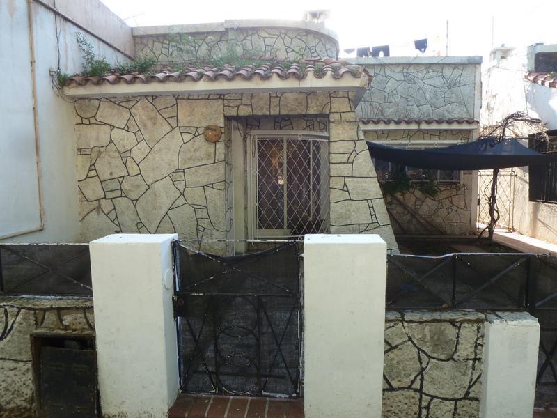 Alquiler de casa 2 dormitorios con cochera en Entre Rios y Gaboto