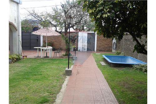 Casa residencial, cochera, amplio terreno en venta