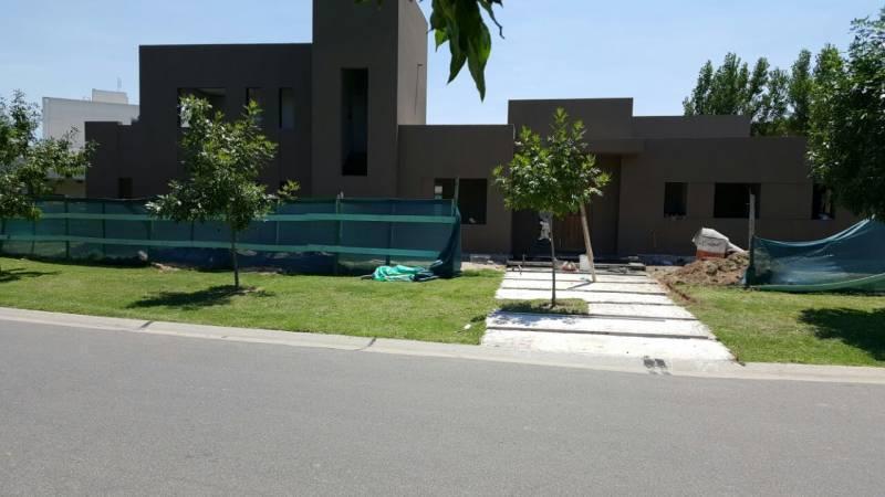 casa a estrenar en lote interno