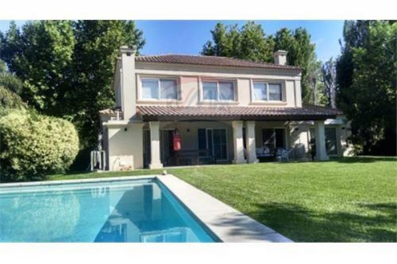 Venta impecable casa en Ayres del