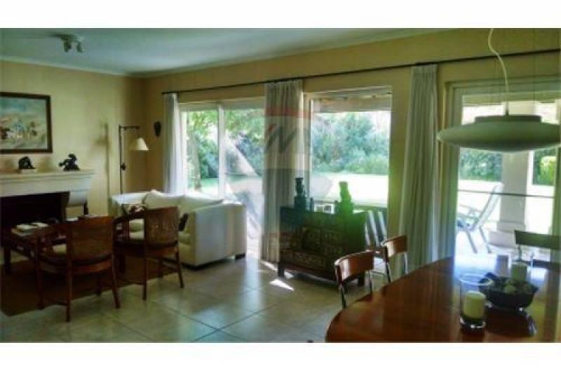 Venta impecable casa en Ayres del