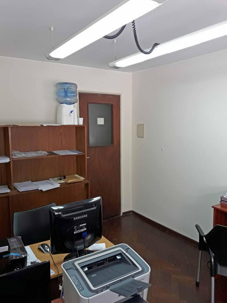 Oficina en Corrientes y San Lorenzo, en el 1° piso, 12m², pleno centro de