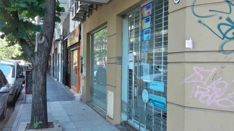 Excelente Local en esquina con muy buenas vidrieras,remodelado a nuevo