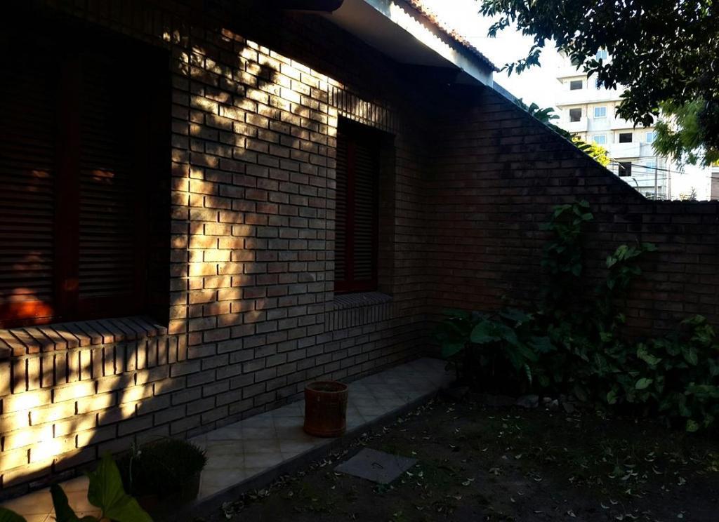 VENDO HERMOSA CASA ALTO ALBERDI COCHERA Y JARDIN