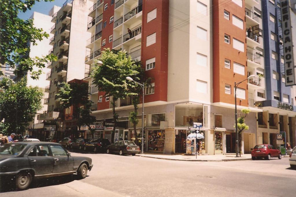 Amplio departamento , con balcon a la calle Corrientes esquina Bolivar
