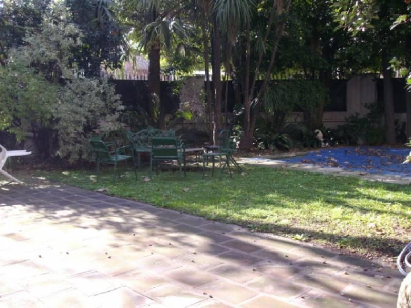 Casa estilo colonial en 2 plantas, de amplios ambientes, muy soleada