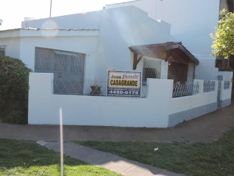 Casa en esquina ubicada en muy buena zona. Gran oportunidad y el mejor precio del mercado!!!