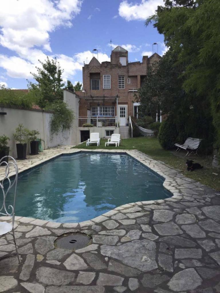Alquiler casa 7 ambientes con jardín y piscina Güemes 1300