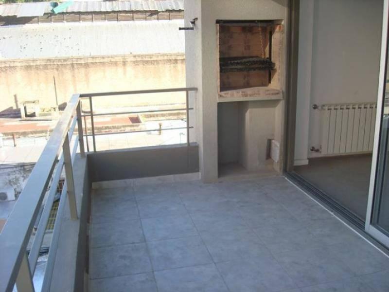 Departamento de 2 ambientes con Cochera Fija, balcón aterrazado y parrilla propia!. Zona del Cid Campeador