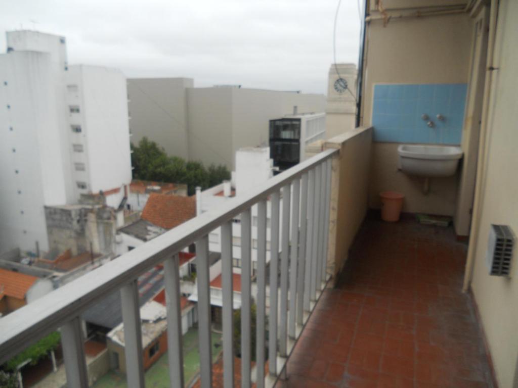 AMPLIO AMBIENTE AL CONTRAFRENTE CON BALCON CORRIDO Y VISTA PANORAMICA