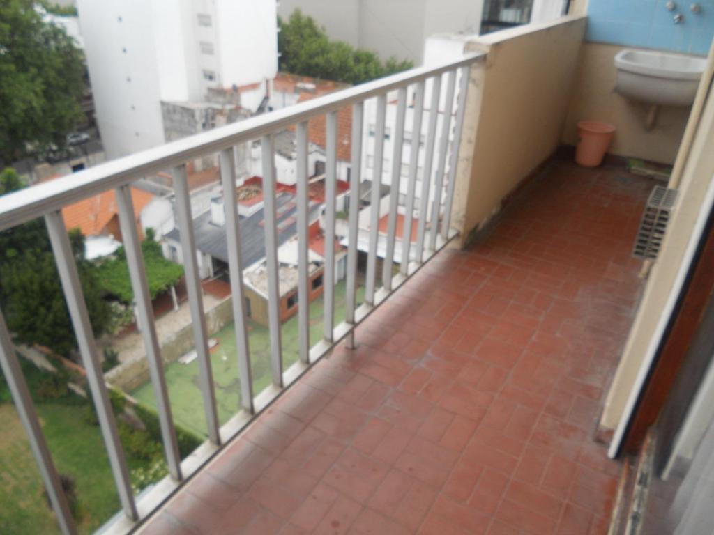 AMPLIO AMBIENTE AL CONTRAFRENTE CON BALCON CORRIDO Y VISTA PANORAMICA