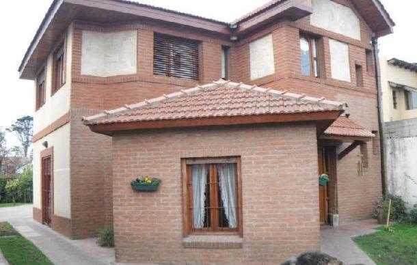 CHALET 4 AMBIENTES BARRIO SAN JERONIMO