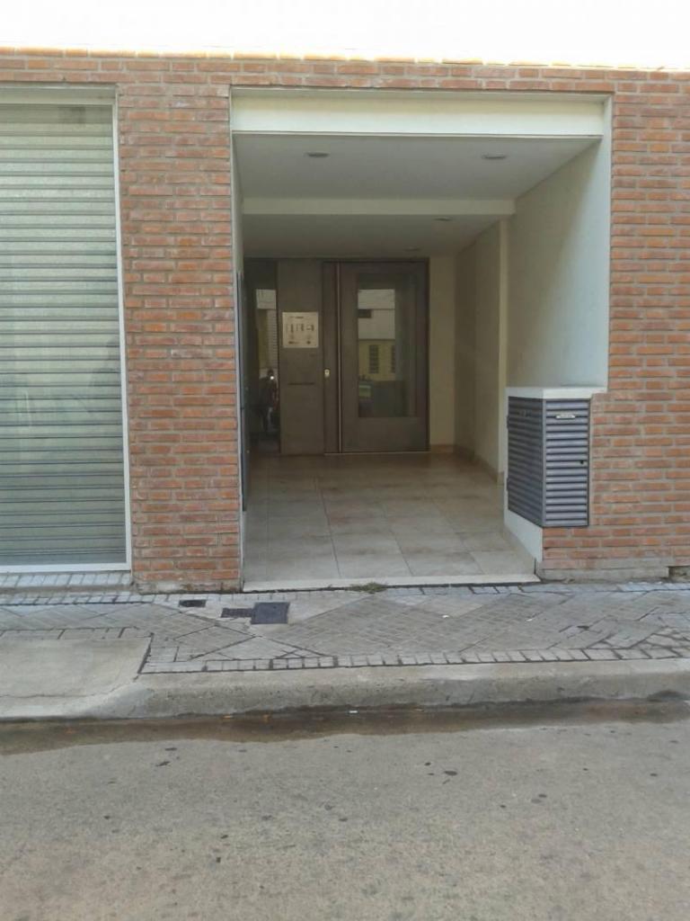 Avellaneda entre Rioja y San Luis. Dto 1 dormitorio al frente con balcon. A estrenar