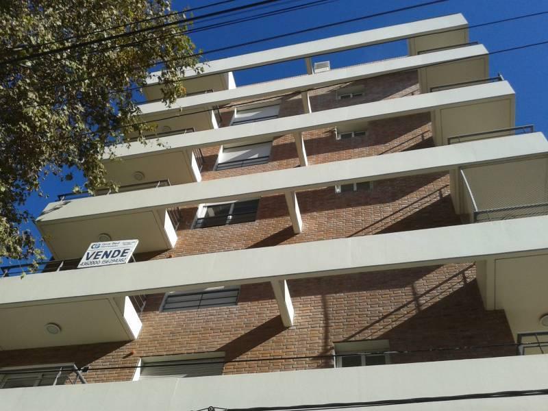 Avellaneda entre Rioja y San Luis. Dto 1 dormitorio al frente con balcon. A estrenar