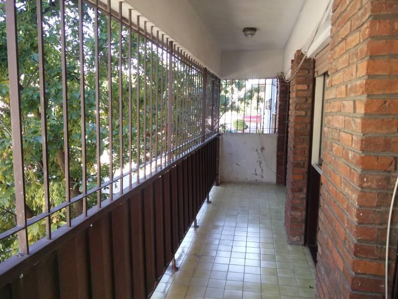 departamento de 3 ambientes con balcon al frente en excelente zona