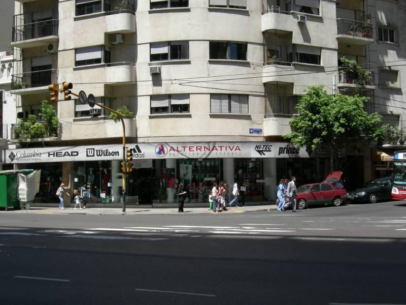 Importante Local en esquina con aproximadamente 20 ml de frente vidriado