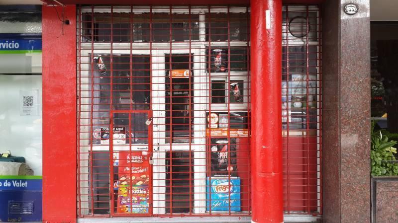 Local de 64 m2. al frente sobre Av. Gaona. Bajas expensas