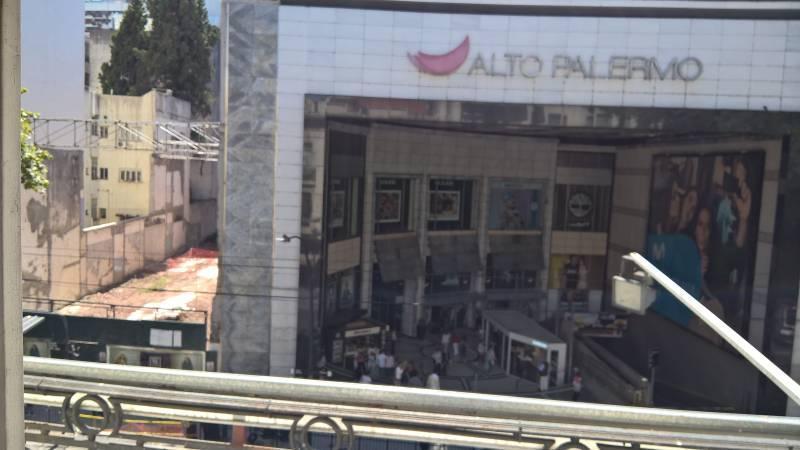 local frente al shopping Alto