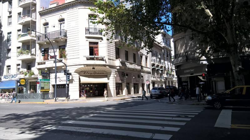 local frente al shopping Alto