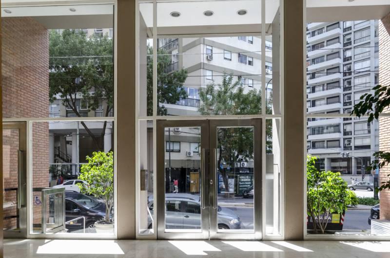 Torre  llena de luz y vista abierta con amenities