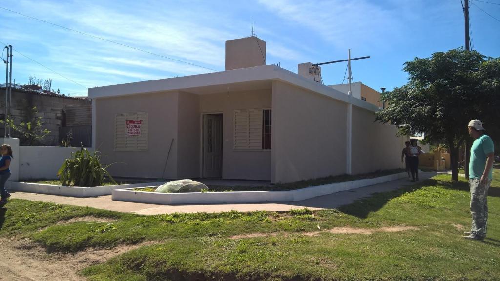 ALQUILO CASA Bº VILLA UNION, PROXIMO A RUTA 20