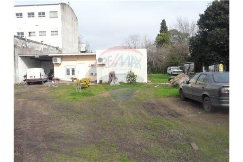 VENTA DE LOTE CON LOCALES AL FRENTE en