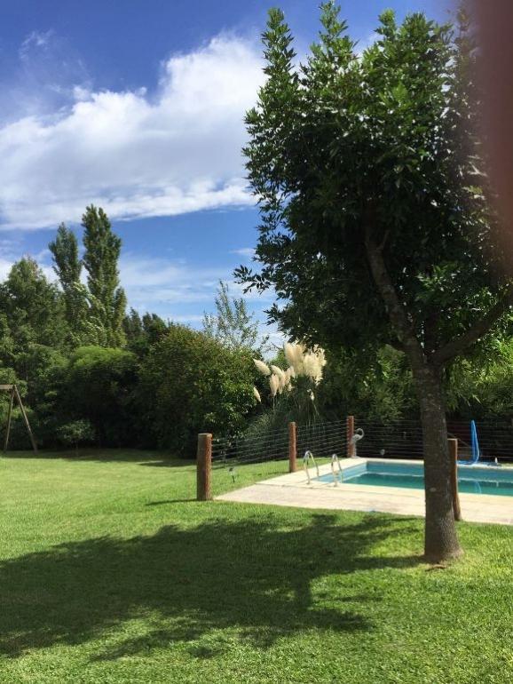 PROPIEDAD EN UNA PLANTA CON INCREÍBLE PARQUE