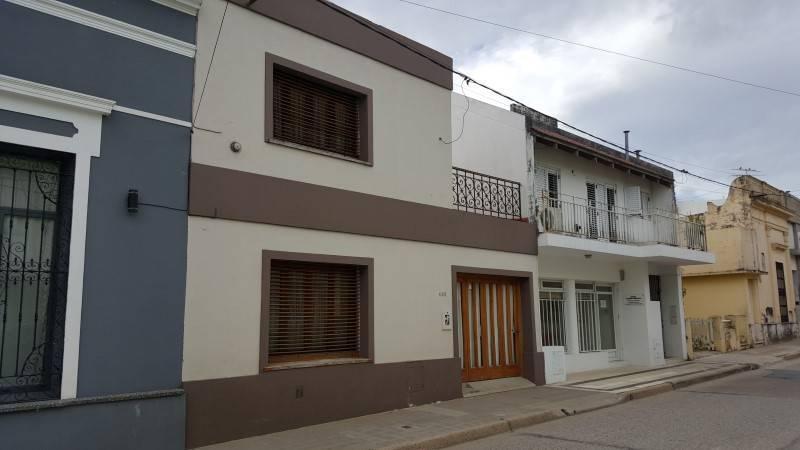 Casa de 2 dormitorios con garage y todos los servicios, en el corazon de la ciudad